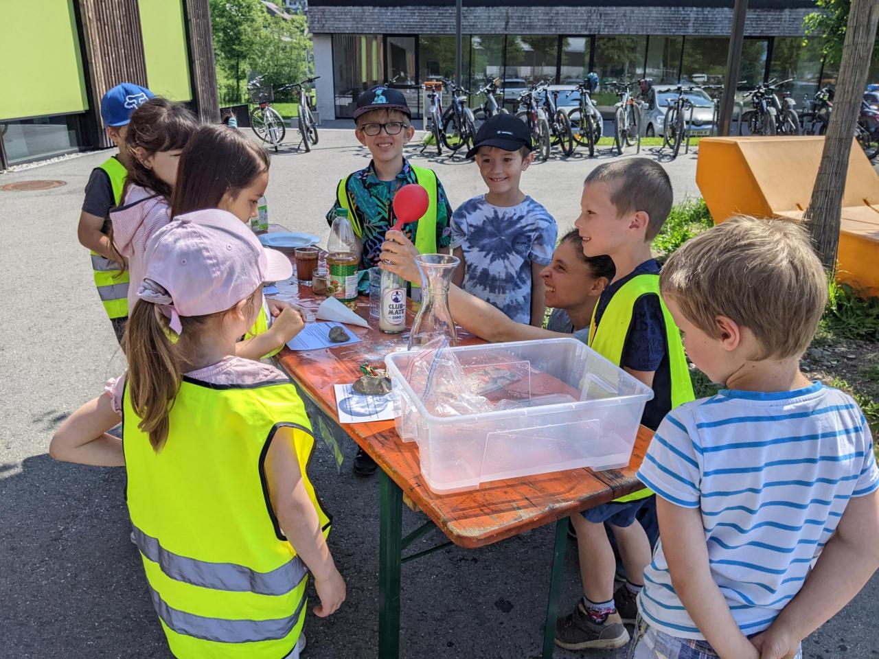 Kinder beim Experimentieren