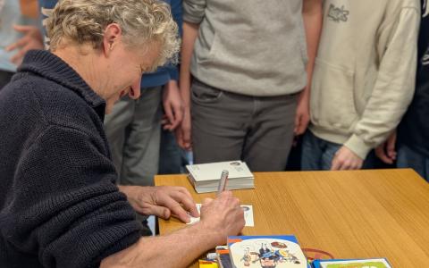 Isermeyer beim Signieren